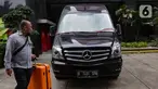 Komisi Pemberantasan Korupsi menyita satu unit mobil merk Mercedes Benz Sprinter 315 CD warna hitam beserta satu kunci remote mobil terkait dengan penanganan kasus dugaan pencucian uang mantan Menteri Pertanian Syahrul Yasin Limpo (SYL), Gedung Merah Putih KPK, Jakarta, Selasa (14/5/2024. (merdeka.com/Arie Basuki)