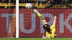 Pemain Borussia Dortmund, Niklas Sule mementahkan bola tendangan dari pemain PSG, Kylian Mbappe pada laga lanjutan Grup F Liga Champions 2023/2024 di Signal Iduna Park, Dortmund, Jerman, Kamis (14/12/2023) dini hari WIB. (AFP/Franck Fife)