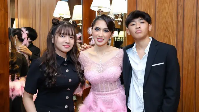 7 Potret Kebersamaan Angel Karamoy dan Lovely Rumangkang, Disebut Bak Kakak Adik