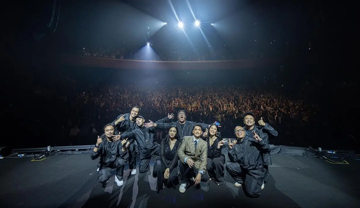 Pria kelahiran 27 Mei 1989 ini juga turut melakukan sesi foto bersama tim dan para penggemar usai konser. Penampilan Afgan ini juga banjir pujian dari netizen. (Liputan6.com/IG/@afgan__)