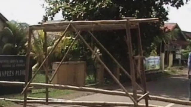 Tuntut Polisi Tangkap Tersangka, Warga Blokir Jalan