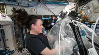 Astronot NASA, Serena Auñón-Chancellor mencampur sampel semen untuk misi MICS di atas Stasiun Luar Angkasa Internasional. (NASA)