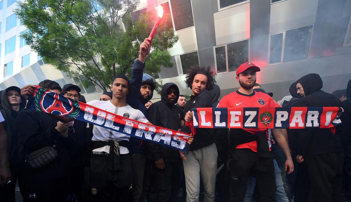 Sekelompok pendukung PSG melakukan aksi demo yang berlangsung di luar kantor klub pada Rabu (3/5/2023) waktu setempat. Salah satu sasaran aksi ini adalah meminta Lionel Messi, Marco Veratti, dan Neymar untuk hengkang dari klub. Messi saat ini tengah menjalani masa hukuman di PSG setelah bintang Timnas Argentina tersebut mangkir latihan dan pergi ke Arab Saudi tanpa persetujuan klub. (AFP/Franck Fife)