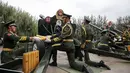 Pasukan militer  melakukan latihan dengan meriam untuk memperingati 70 tahun berakhirnya Perang Dunia II di Pangkalan Militer Beijing , Cina , ( 1/8/2015). Parade militer besar-besaran akan disuguhkan China untuk menyambut acara ini. (REUTERS/Stringer)
