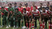 Kapolri Jenderal Pol. Badrodin Haiti (tengah) berfoto bersama pemain Bhayangkara Surabaya United dan Madura United jelang pertandingan Trofeo Kapolda Jatim di Stadion Gelora Deltras, Sidoarjo, Minggu (24/4/2015). (Bola.com/Zulfirdaus Harahap)