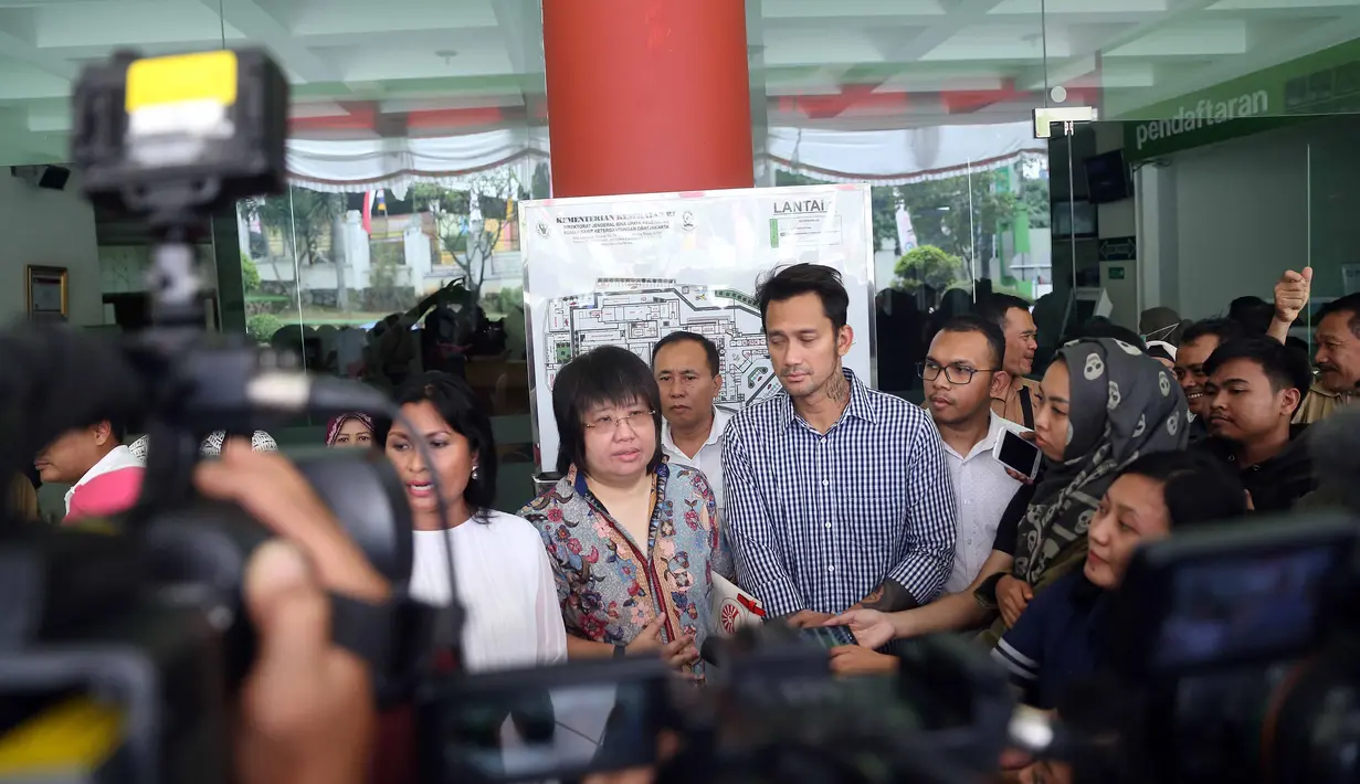 Baru beberapa hari berada di RSKO, Tora pun kini bisa menghirup udara bebas lantaran pengajuannya untuk penangguhan penahanannya disetujui oleh pihak yang berwajib. Berikut alasan penangguhan itu dikabulkan. (Nurwahyunan/Bintang.com)