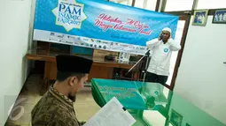 Seorang peserta mengikuti lomba adzan dalam acara PAM Islamic Fair 2017 di Jakarta, Rabu (10/5). Tujuan pelaksanaan PIF ini untuk meningkatkan pengetahuan karyawan mengenai agama islam. (Liputan6.com/Gempur M Surya)