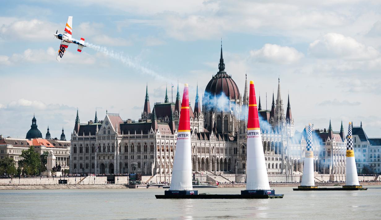 Pilot asal Spanyol, Juan Velarde melakukan manuver pada pesawatnya saat mengikuti Kejuaraan Dunia Red Bull Air Race 2016 di atas Sungai Danube, Budapest, Hongaria (17/7). (Aron Suveg/Red Bull Content Pool)