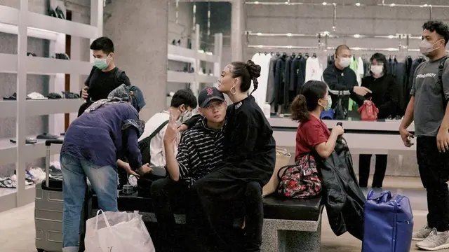 7 Potret Adam Rosyadi, Model yang Dikabarkan Dekat dengan Agnez Mo