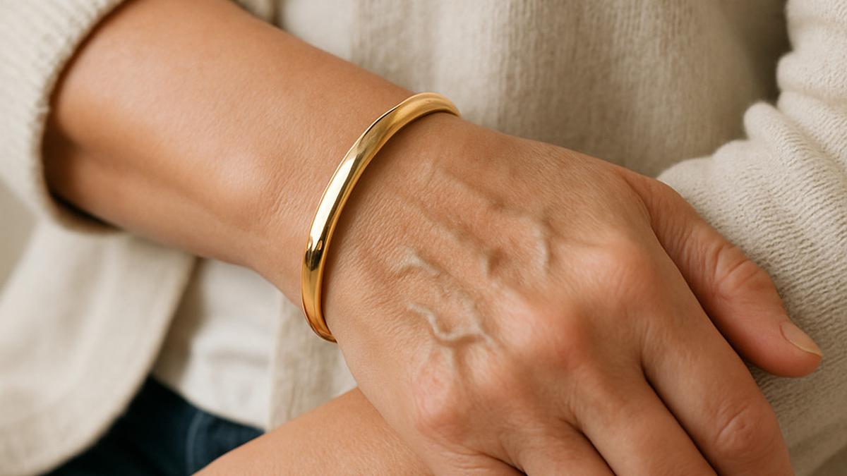 7 Model Gelang Emas Bangle Klasik untuk Usia 50 Tahun ke Atas, Pancarkan Aura Mewah Elegan