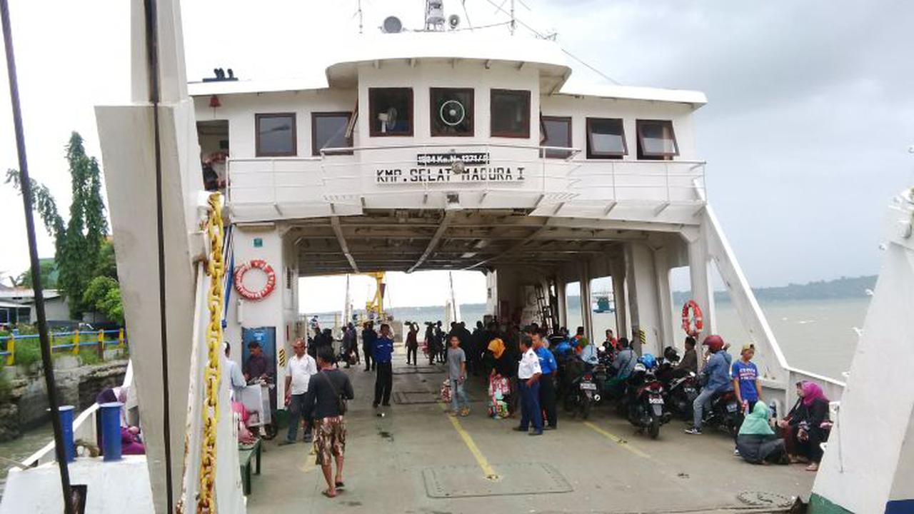 Penyeberangan Ujung Pelabuhan Tanjung Perak Surabaya.