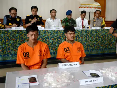 Dua warga Thailand tersangka penyelundup sabu-sabu, Prakob Seetasang (08) dan Adison Phonlamat (03) dalam konferensi pers di Kantor Bea Cukai Ngurah Rai, Denpasar, Senin (27/5/2019). Mereka ditangkap setelah mencoba menyelundupkan 989,66 gram sabu-sabu dari Bangkok menuju Bali. (SONNY TUMBELAKA/AFP)