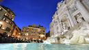 Sebuah gambar menunjukkan air mancur Trevi Fountain saat peresmiannya setelah ditutup untuk renovasi, Roma, Selasa (3/11). Renovasi digagas oleh salah satu brand fashion Italia, Fendi, dengan biaya 2,2 juta Euro (Rp 32 m). (AFP PHOTO/ALBERTO PIZZOLI)