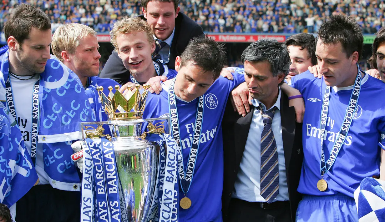 Jose Mourinho mencatatkan sejarah dengan menjadi manajer termuda yang memenangkan Premier League pada usia 42 tahun dan 94 hari pada musim 2004-2005. (AFP/Adrian Dennis)