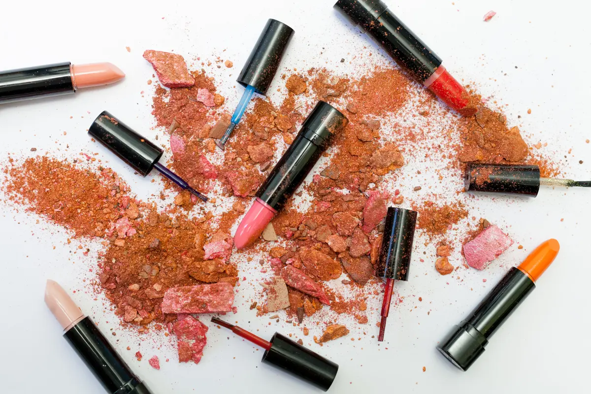 3 Bahaya Menggunakan Lipstik Kedaluwarsa