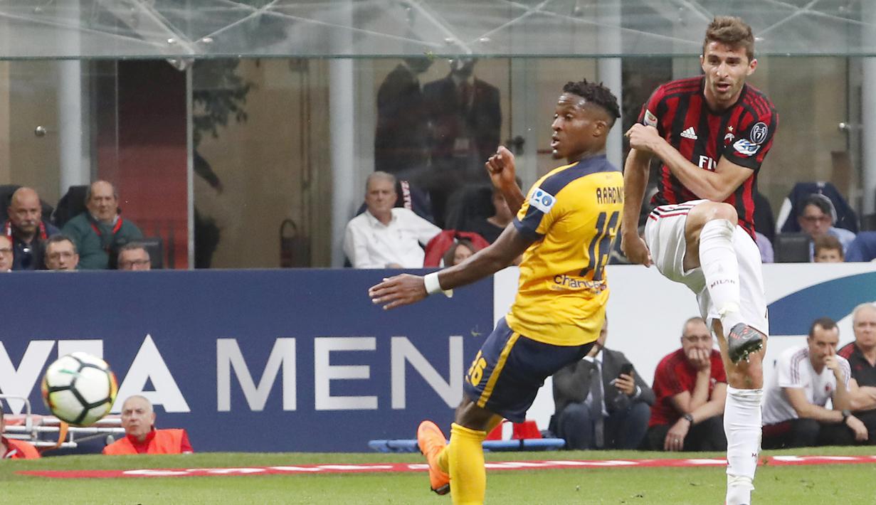 Aksi pemain AC Milan, Fabio Borini (kanan) saat mencetak gol ke gawang Hellas Verona pada lanjutan Serie A di San Siro stadium, Milan, (5/5/2018). AC Milan menang telak 4-1. (AP/Antonio Calanni)