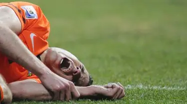 Netherlands' striker Robin van Persie lies on the pitch in pain during the 2010 World Cup quarter-final football match between the Netherlands and Brazil on July 2, 2010 at Nelson Mandela Bay stadium in Port Elizabeth. AFP PHOTO / PIERRE-PHILIPPE MARCOU
