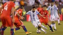 Penyerang Argentina, Lionel Messi berusaha melewati sejumlah pemain Chile pada Final Copa America 2016 di MetLife Stadium, AS, Senin (27/6). Chile menang atas Argentina lewat adu penalti dengan skor 4-2. (Adam Hunger-USA TODAY Sports)
