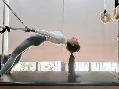 Audi Marissa diketahui begitu rutin menjalani latihan pilates. Bahkan, ia kerap mengunggah momen saat menjalani latihan pilates di akun Instagram pribadinya. (Liputan6.com/IG/@audimarissa)