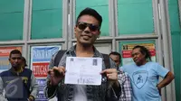 Muncikari artis, Robby Abbas menunjukan surat pembebasan dari LP Cipinang, Jakarta, Selasa (10/5). Robby yang divonis 1 tahun empat bulan penjara, dinyatakan bebas bersyarat. (Liputan6.com/Herman Zakharia)