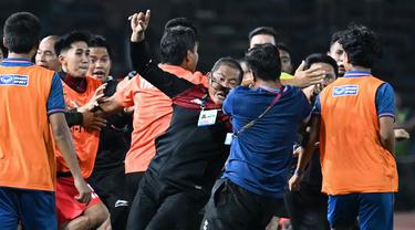 Foto: Tawuran Massal dalam Final SEA Games 2023, Memalukan! Manajer Timnas Indonesia U-22 Dikeroyok Pemain Thailand