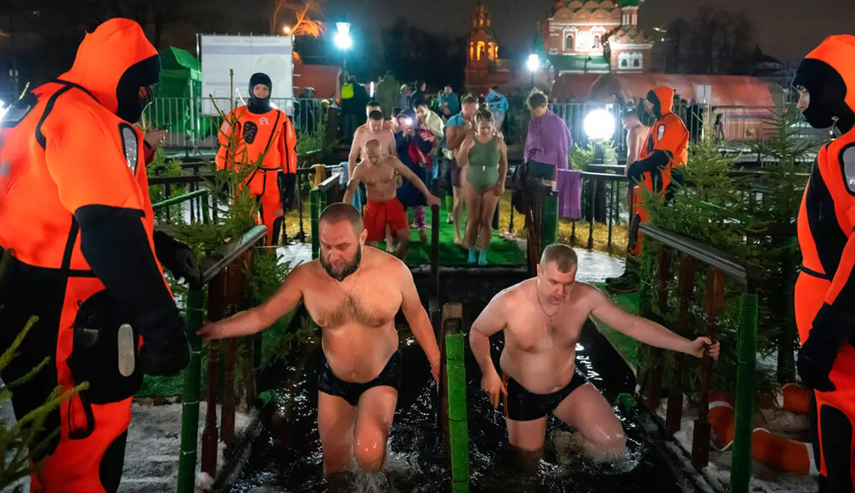 Penganut Kristen Ortodoks mandi dalam air es saat perayaan Epiphany di Gereja Tritunggal Mahakudus, Ostankino, Moskow, Rusia, 18 Januari 2023. Penganut Kristen Ortodoks di Rusia merayakan Hari Raya Epiphany dengan membenamkan diri ke dalam air dingin untuk memperingati pembaptisan Yesus Kristus di Sungai Yordan. (AP Photo/Alexander Zemlianichenko)