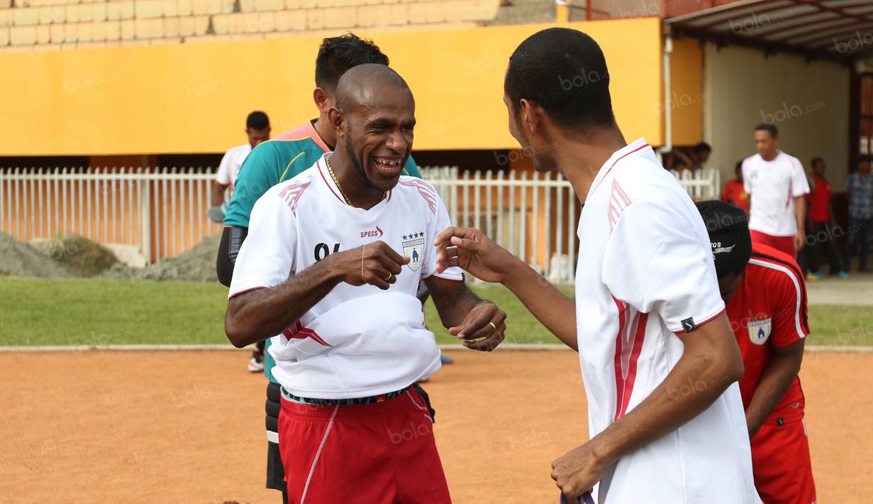 Boaz Solossa dan Ruben Sanadi bercanda sebelum berlatih bersama tim Persipura Jayapura jelang laga Torabika Soccer Championship 2016  melawan Persija Jakarta di Stadion Mandala, Jayapura, Kamis (28/4/20160. (Bola.com/Nicklas Hanoatubun)