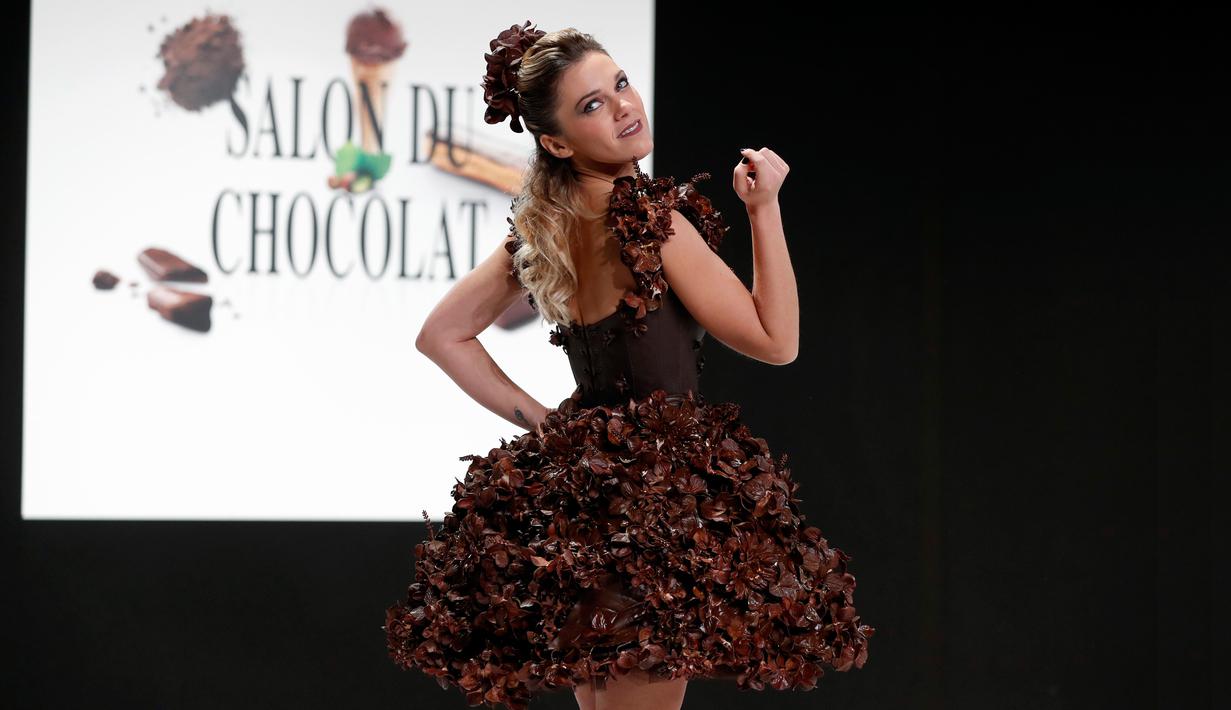 Penyanyi dan aktris Prancis, Anais Delva mengenakan gaun bertabur cokelat saat pertunjukan sebagai bagian dari Chocolate Fair (Salon du Chocolat) di Paris, Selasa (30/10). Acara itu diselenggarakan hingga 4 November 2018 mendatang. (AP/Thibault Camus)