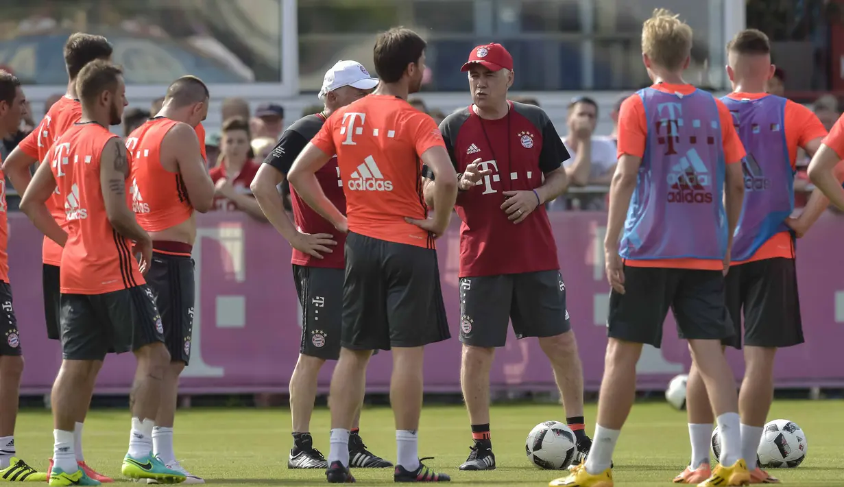 Pelatih Bayern Munchen, Carlo Ancelotti memberikan arahan kepada para pemain saat memulai sesi latihan di Stadion klub FC Bayern Munich, Jerman, (11//7/2016). (AFP/Guenter Schiffmann)