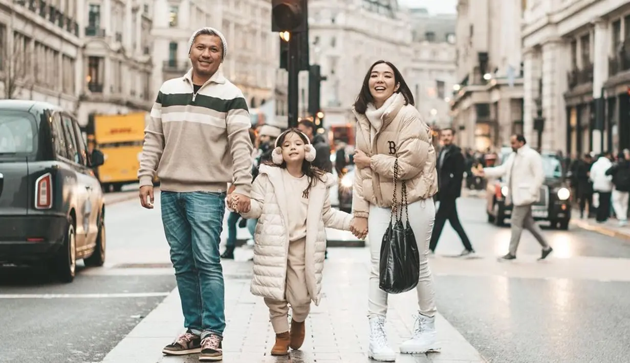Keseruan ketiganya saat berada di London ini menjadi sorotan banyak netizen. Pasalnya ketiganya tetap terlihat kompak bak sebuah keluarga utuh. (Liputan6.com/IG/@gadiiing)