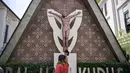 Di antaranya, dengan membersihkan kembali beberapa sudut bangunan dari debu. Tampak dalam foto, seorang pekerja membersihkan patung Yesus di Katedral Hati Kudus Yesus, yang dikenal secara lokal sebagai gereja "Hati Kudus Yesus", selama persiapan Misa Natal di Surabaya, Jawa Timur, pada Selasa 23 Desember 2025. (JUNI KRISWANTO/AFP)