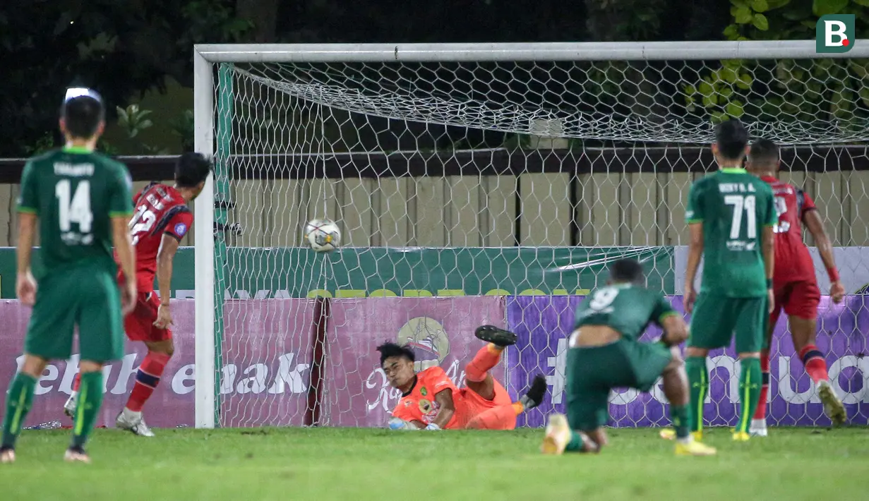 Kiper Persebaya Surabaya, Ernando Ari berhasil menghalau bola tendangan penalti dari pemain Arema FC, Rizky Dwi Febrianto pada laga lanjutan pekan ke-33 BRI Liga 1 2022/2023 di Stadion PTIK, Jakarta, Selasa (11/04/2023). (Bola.com/Bagaskara Lazuardi)
