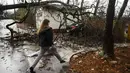 Sebuah pohon tumbang usai dihantam badai di Chattanooga, AS, Rabu (1/3). Sejumlah rumah rusak berat usai dihantam badai yang dikenal dengan istilah supercells itu. (AP Photo/Doug Strickland)