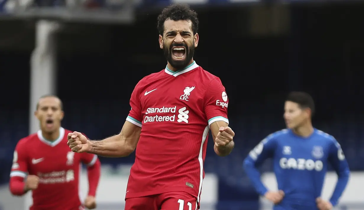 Foto pada 17 Oktober 2020 ini Mohamed Salah berselebrasi setelah mencetak gol pada pertandingan Liga Premier antara Everton vs Liverpool di stadion Goodison Park. Federasi Sepak Bola Mesir melaporkan, Jumat (13/11/2020), Mohamed Salah dinyatakan positif Covid-19. (Cath Ivill / Pool via AP, File)