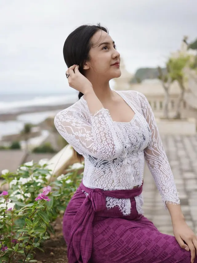 7 Potret Liburan Anya Geraldine di Bali, Penampilannya saat Berkebaya Curi Perhatian
