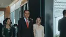Presiden Jokowi tampak hadir didampingi Ibu Iriana Joko Widodo. Pria kelahiran Solo itu mengenakan setelan jas hitam sebagai saksi untuk Valencia. Sedangkan Prabowo dari pihak Kevin Sanjaya. [Instagram/valenciatanoe]