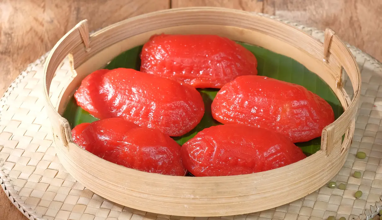 Kue Ku atau Kue Ang Ku biasanya memiliki warna merah terang, kue ini terbuat dari campuran tepung ketan dna tepung tapioka dan bahan lainnya dan di dalamnya diberi isian kacang hijau yang dikupas. Kue Ku juga sering disajikan pada saat pernikahan. (Shutterstock.com/Siti Mutmainah)