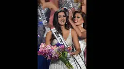 Miss Universe 2013, Gabriel Isrel saat menyematkan mahkota ke kepala Paulina Vega yang terpilih sebagai Miss Universe 2014 di FIU Arena, Doral, Miami, Minggu (25/1/2015). (AFP PHOTO/Timothy A. CLARY)
