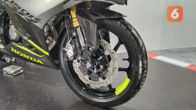 Kaki-kaki depan all-new Honda CBR150R Sporty Low Rider terlihat kekar berkat kaki-kaki Honda CBR250R. (Septian/Liputan6.com)