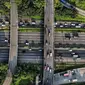 Foto udara lalu lintas kendaraan saat melintas di ruas Tol Jagorawi, Kampung Rambutan, Jakarta Timur, Selasa (20/12/2022). PT Jasa Marga (Persero) Tbk mencatat sebanyak 291.451 kendaraan meninggalkan wilayah Jakarta, Bogor, Tangerang, Bekasi (Jabotabek) pada H-7 sampai H-6 Hari Raya Natal 2022. (merdeka.com/Iqbal S. Nugroho)