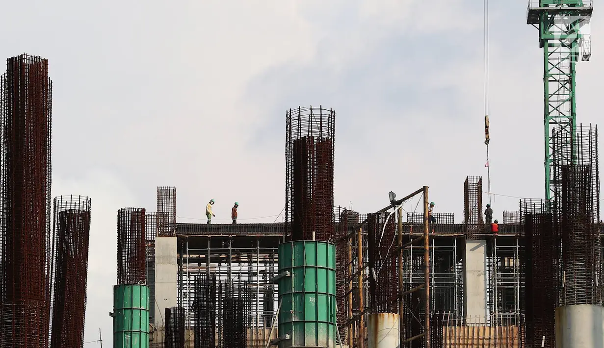 Pekerja menyelesaikan konstruksi baja untuk bangunan bertingkat di Jakarta, Jumat (5/4). Kementerian Perindustrian menargetkan produksi baja nasional mencapai 17 juta ton pada 2019. (Liputan6.com/Immanuel Antonius)