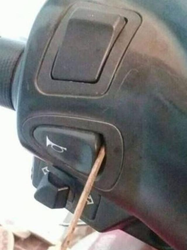 Bikin Tepuk Jidat, 7 Kelakuan Absurd Orang Saat Naik Motor