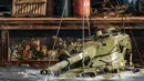 Aktivis lingkungan menenggelamkan sebuah tank lama ke dasar Laut Mediterania di lepas pantai kota pelabuhan Sidon, Lebanon, Sabtu (28/7). Mereka menenggelamkan 10 tank lama yang disediakan oleh Angkatan Bersenjata Lebanon. (AFP / Mahmoud ZAYYAT)
