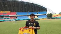 Angel Alfredo Vera resmi digandeng Sriwijaya FC menjadi pelatih di sisa kompetisi Liga 1 (Liputan6.com / Nefri Inge)