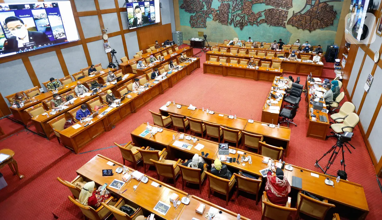 Suasana saat Menteri Pariwisata dan Ekonomi Kreatif Sandiaga Salahuddin Uno dan Wakil Menteri Angela Tanoesoedibjo rapat kerja membahas dampak pemotongan anggaran APBN TA 2021 dengan Komisi X DPR di Kompleks Parlemen, Senayan, Jakarta, Kamis (25/3/2021). (Liputan6.com/Angga Yuniar)