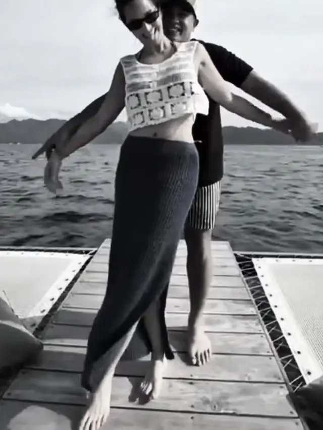 Nia Ramadhani saat Liburan ke Lombok bersama suami. [@ramadhaniabakrie]