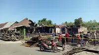Belasan rumah dilalap si jago merah dalam peristiwa kebakaran yang terjadi Gampong Ujung, Kecamatan Singkil, Kabupaten Aceh Singkil, Kamis (20/2/2020) (Liputan6.com/Rino Abonita)