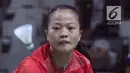 Tunggal putri Indonesia, Fitriani saat melawan pemain Jepang, Zomi Okuhara pada semifinal Bulutangkis Beregu Putri Asian Games 2018 di Jakarta, Selasa (21/8). Fitriani kalah 21-19, 4-21, 10-21. (Liputan6.com/Helmi Fithriansyah)