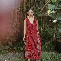 Andien juga memiliki cara tersendiri pakai batik. Ia memilih cutting yang tak biasa untuk penampilannya sehingga menjadikan batik terlihat lebih modern. (Foto: Instagram/ Andien)
