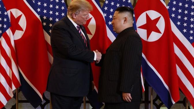 Presiden AS Donald Trump menjabat tangan pemimpin Korea Utara Kim Jong-un dalam sesi makan malam, Rabu 27 Februari 2019, di Hanoi, Vietnam. (AP / Evan Vucci)